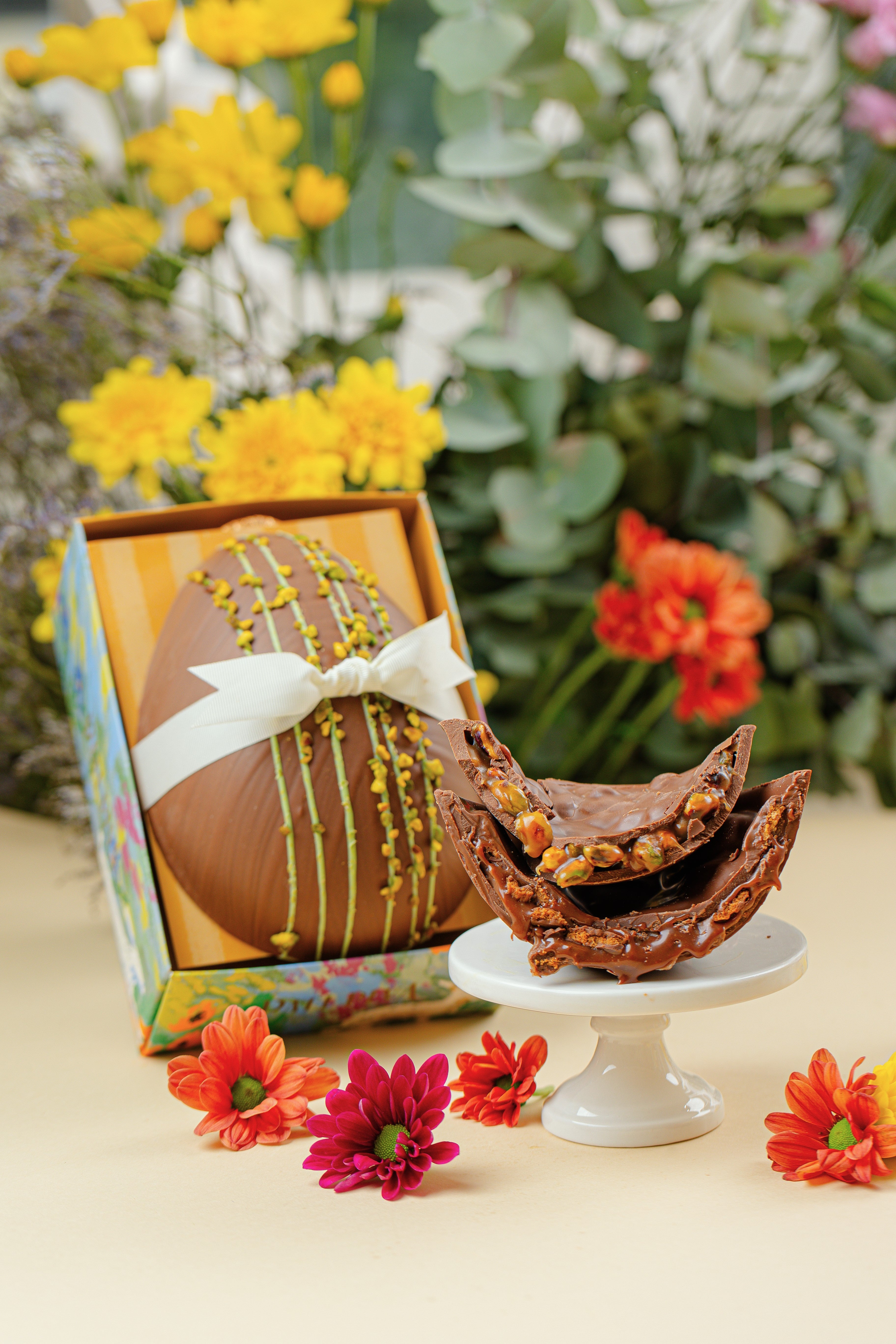 Ovo Meio a Meio - Bruxinha Brigadeiro e Puxa Puxa Pistache