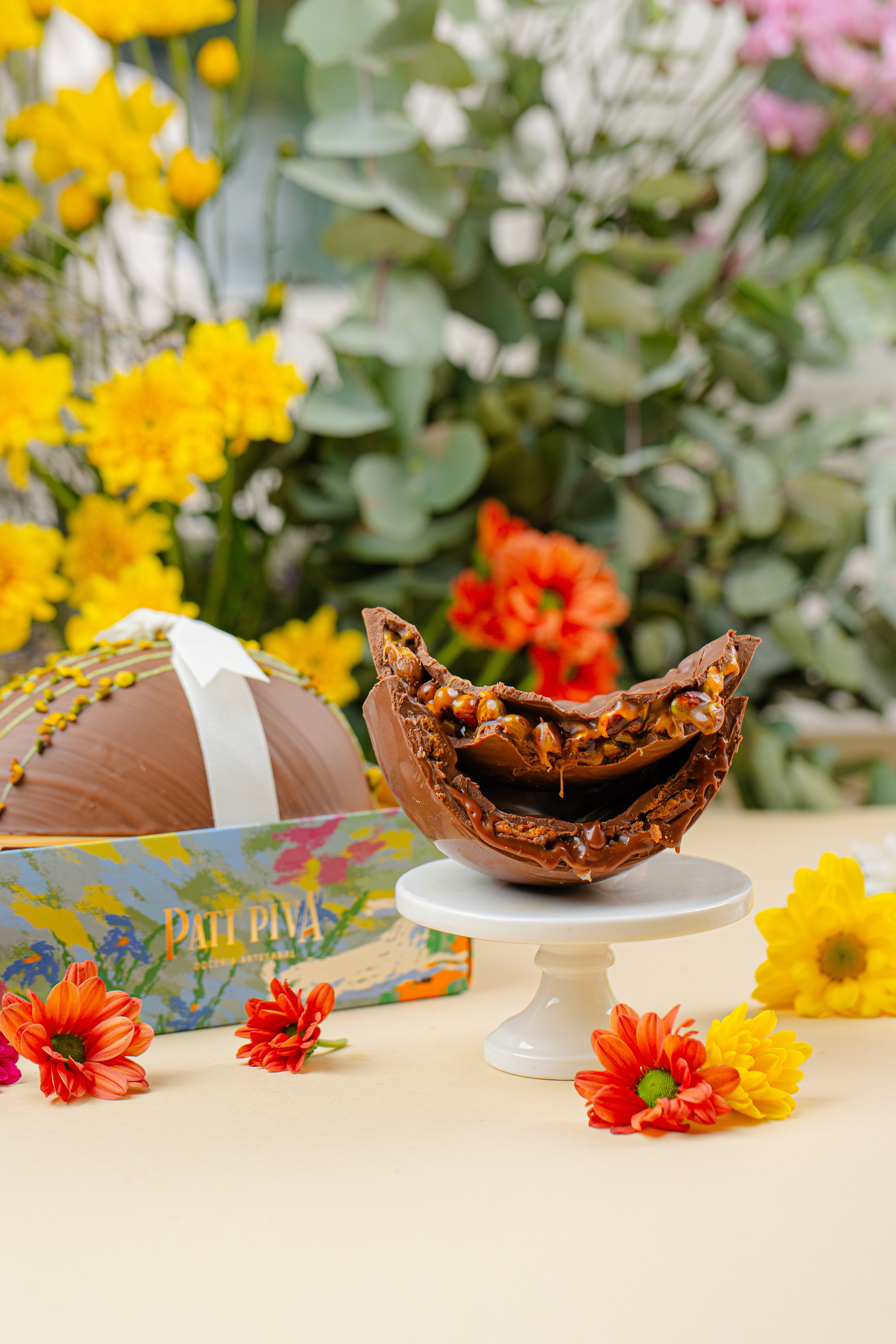 Ovo Meio a Meio - Bruxinha Brigadeiro e Puxa Puxa Pistache