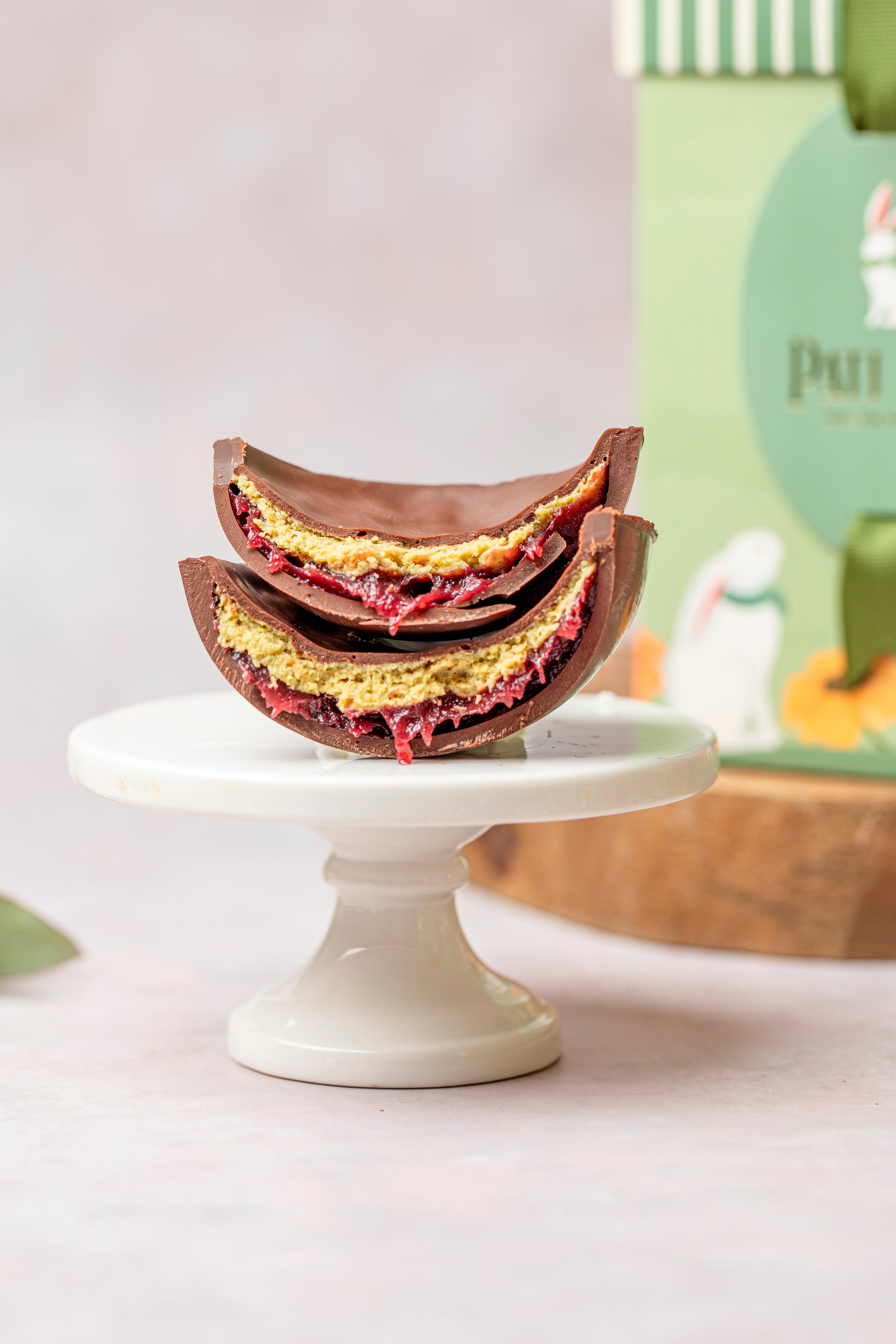 Ovo meio amargo com framboesa e pistache P