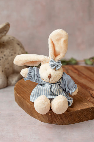 Decoração Coelho com roupa azul de pelúcia - Decorativo