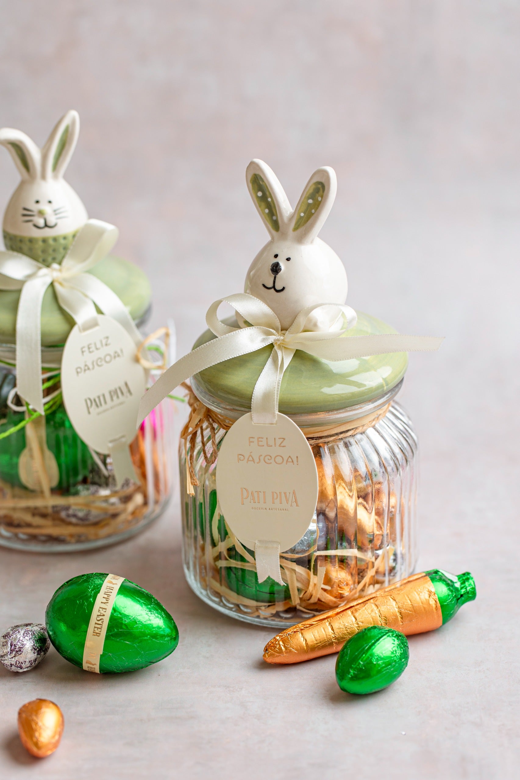 Pote vidro com tampa verde de coelho e ovinhos