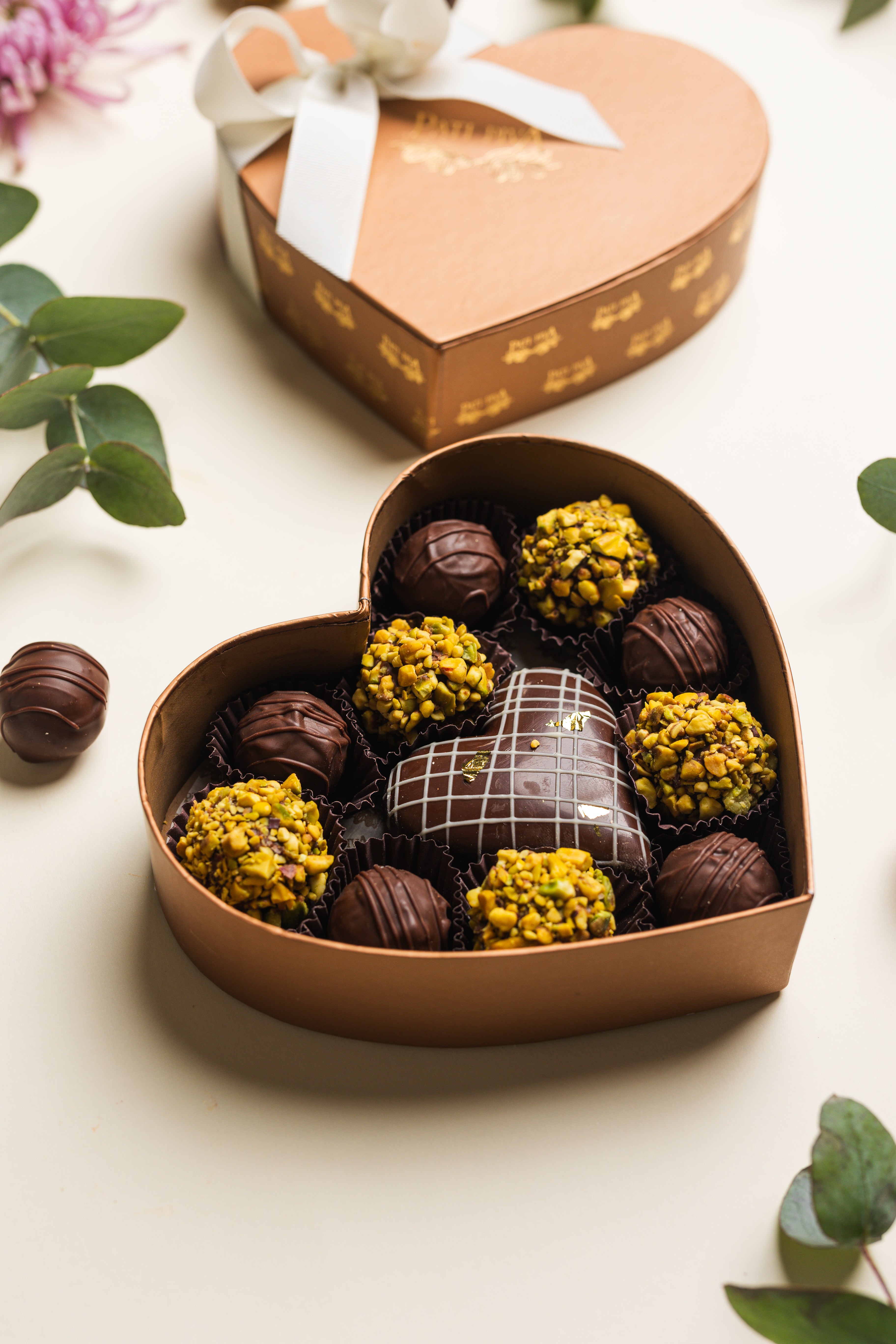 Caixa coração dourada com trufas e coração recheado - Dia das Mães