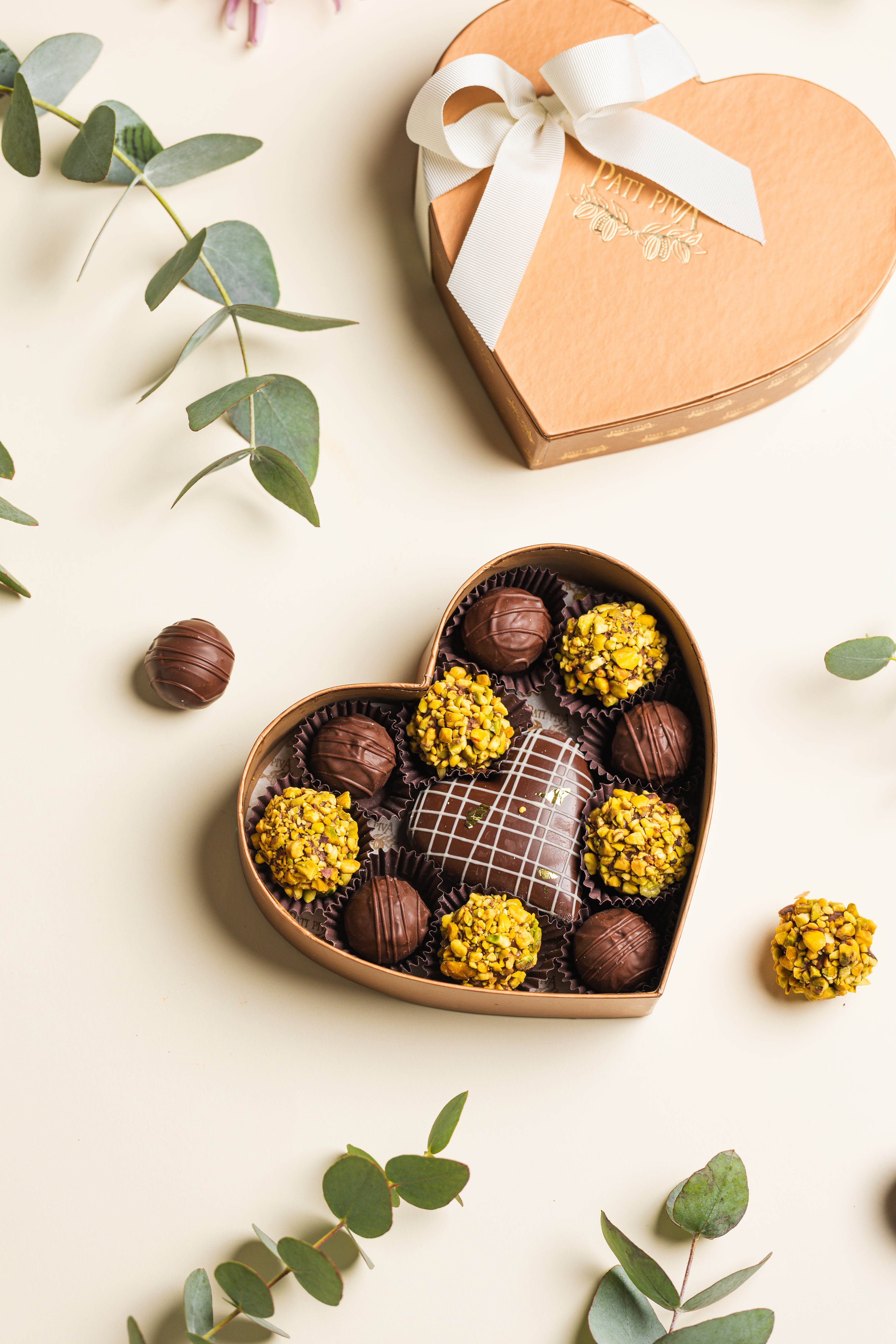 Caixa coração dourada com trufas e coração recheado - Dia das Mães