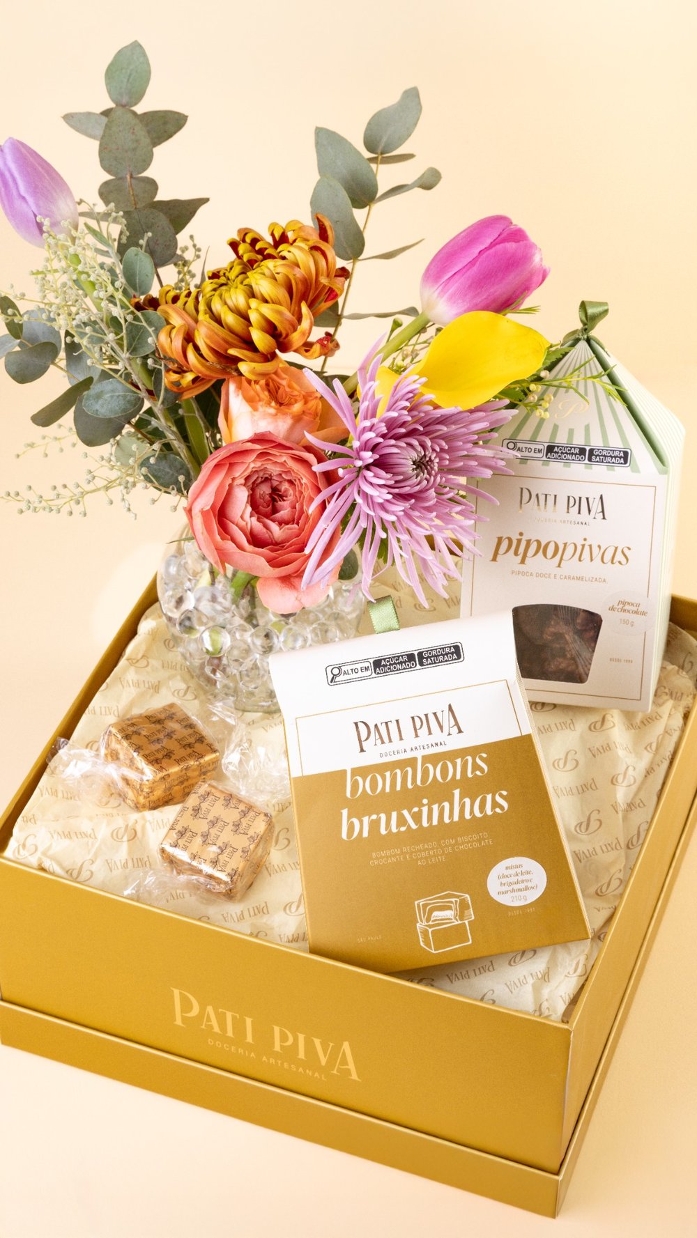 Cesta Pequena com Doces e Flores