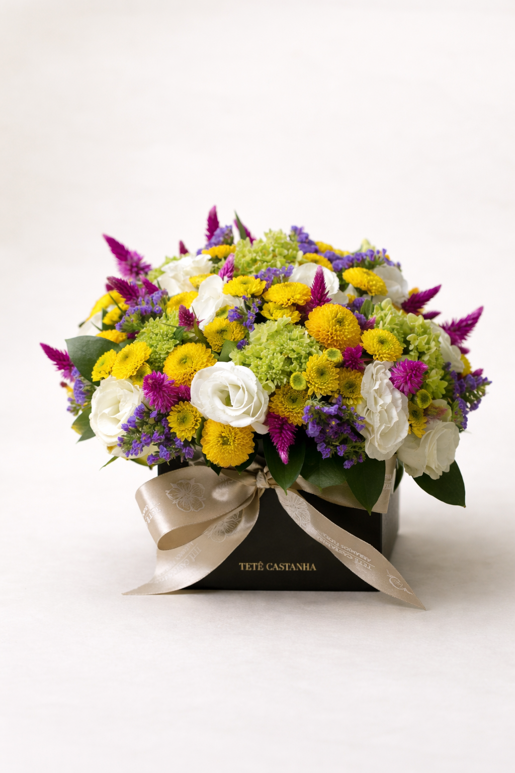 Arranjo com Mix de Flores - By Tetê Castanha