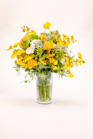 Arranjo em copo com mix de flores - By Tetê Castanha