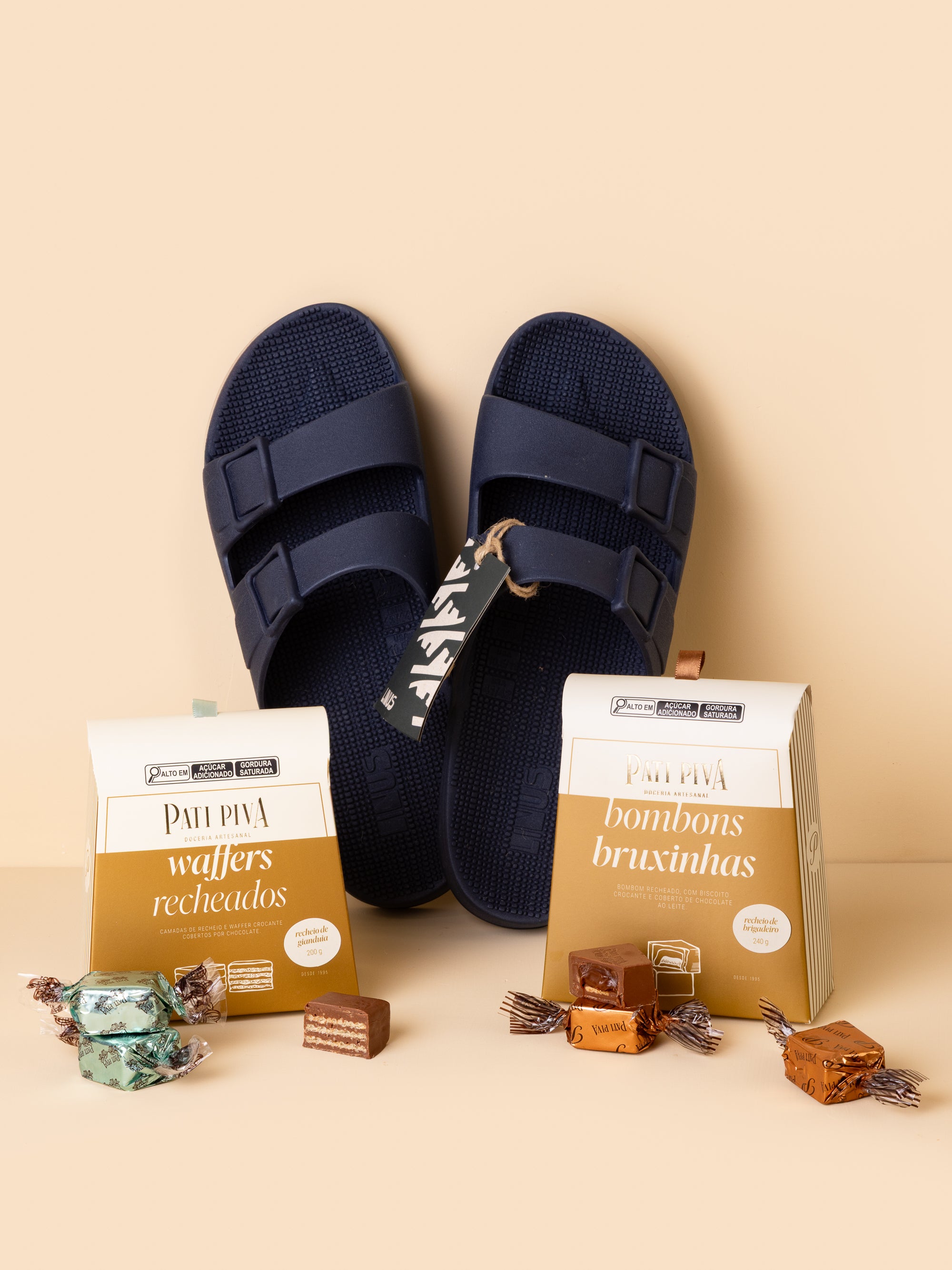 Combo com Pacote de Waffers e Bruxinhas de Brigadeiro + Sandália Linus