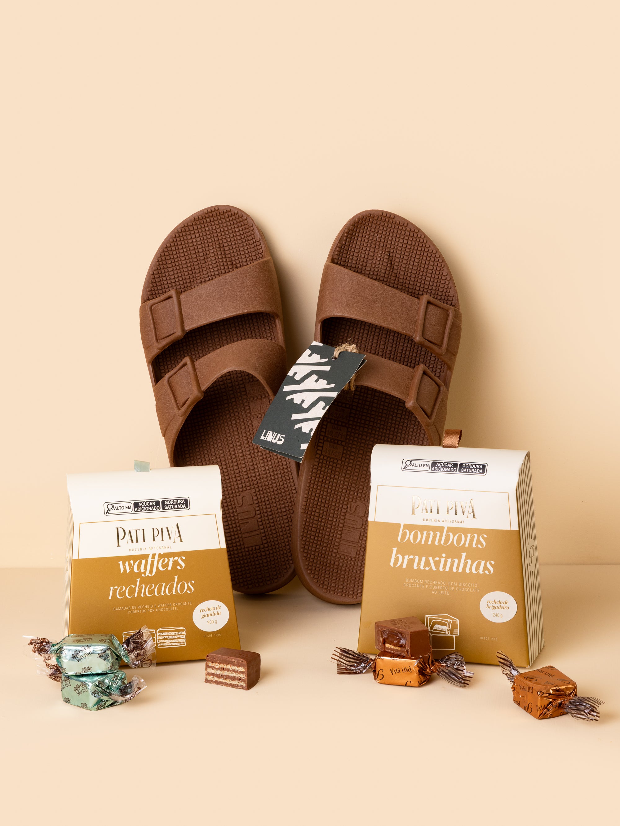 Combo com Pacote de Waffers e Bruxinhas de Brigadeiro + Sandália Linus