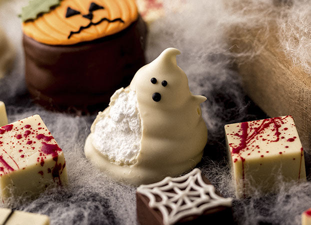 Fantasmas de Marshmallow para Halloween cobertos com chocolate branco - Ideias de doces para Halloween