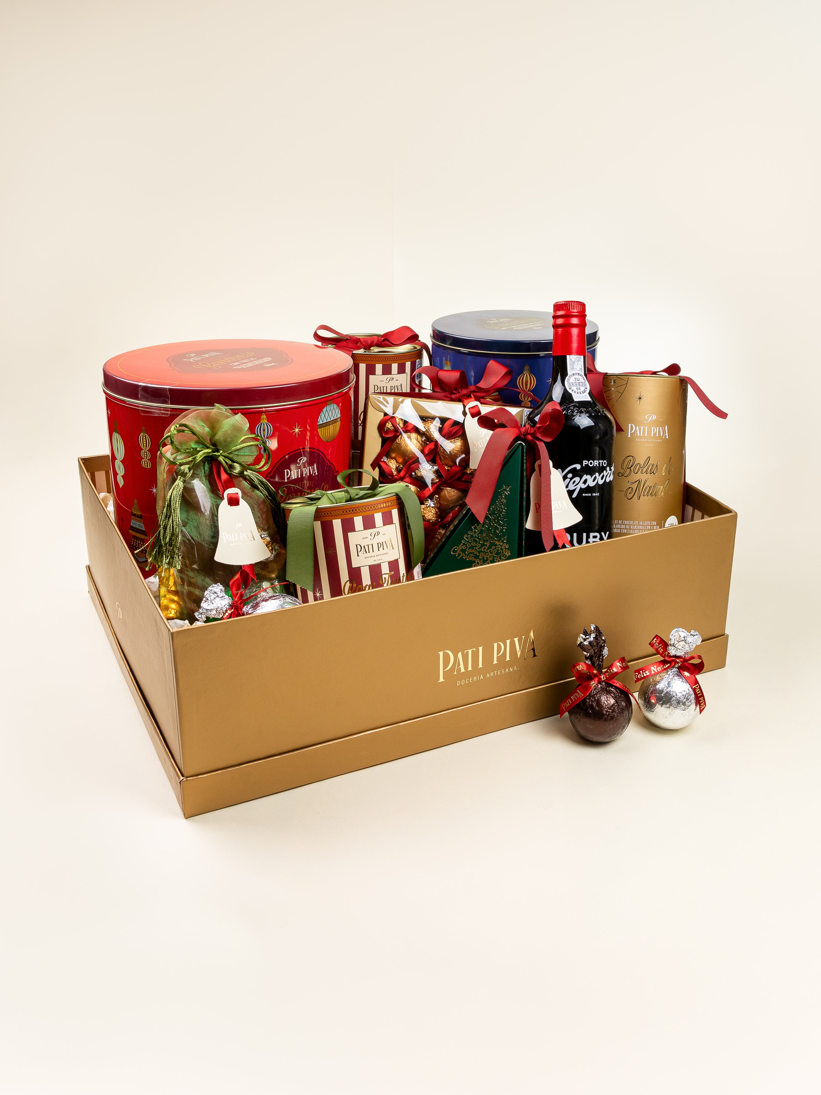 Cesta Natalina GG com Chocolates, Panettones e Vinho