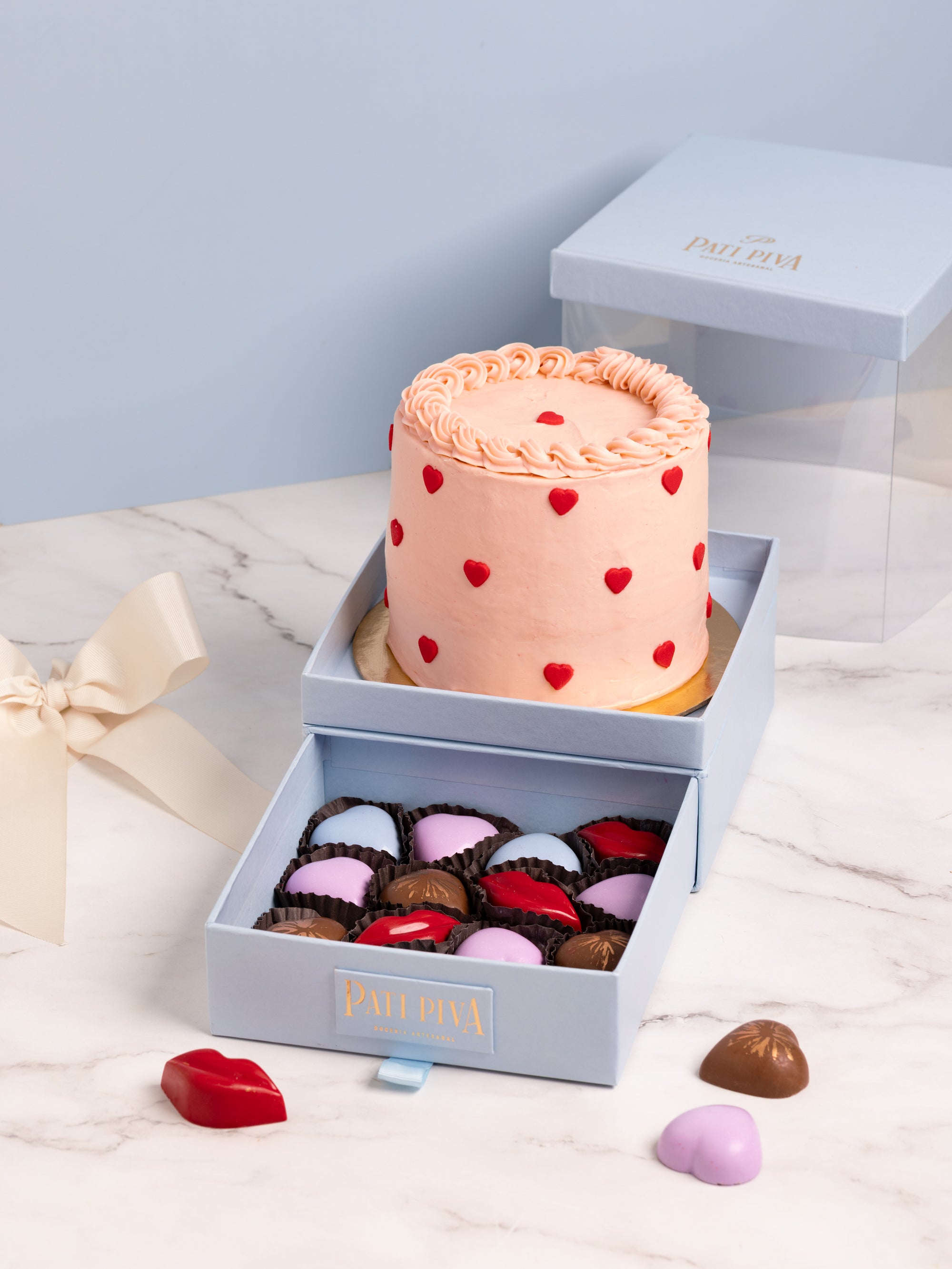 Kit com Bolo Red Velvet com 16 Bombons