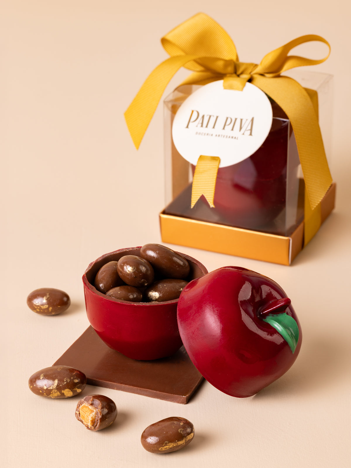 Maçã de Chocolate ao Leite com Amêndoas Drageadas