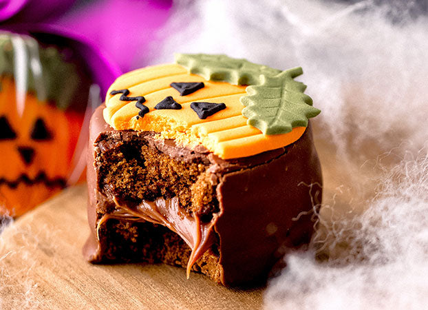 Pão de Mel de Halloween com recheio de brigadeiro gourmet e decoração temática de morcego - Ideias de doces para Halloween