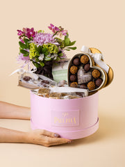 Cesta Dia das Mães - Com Bouquet de Flores Tetê Castanha