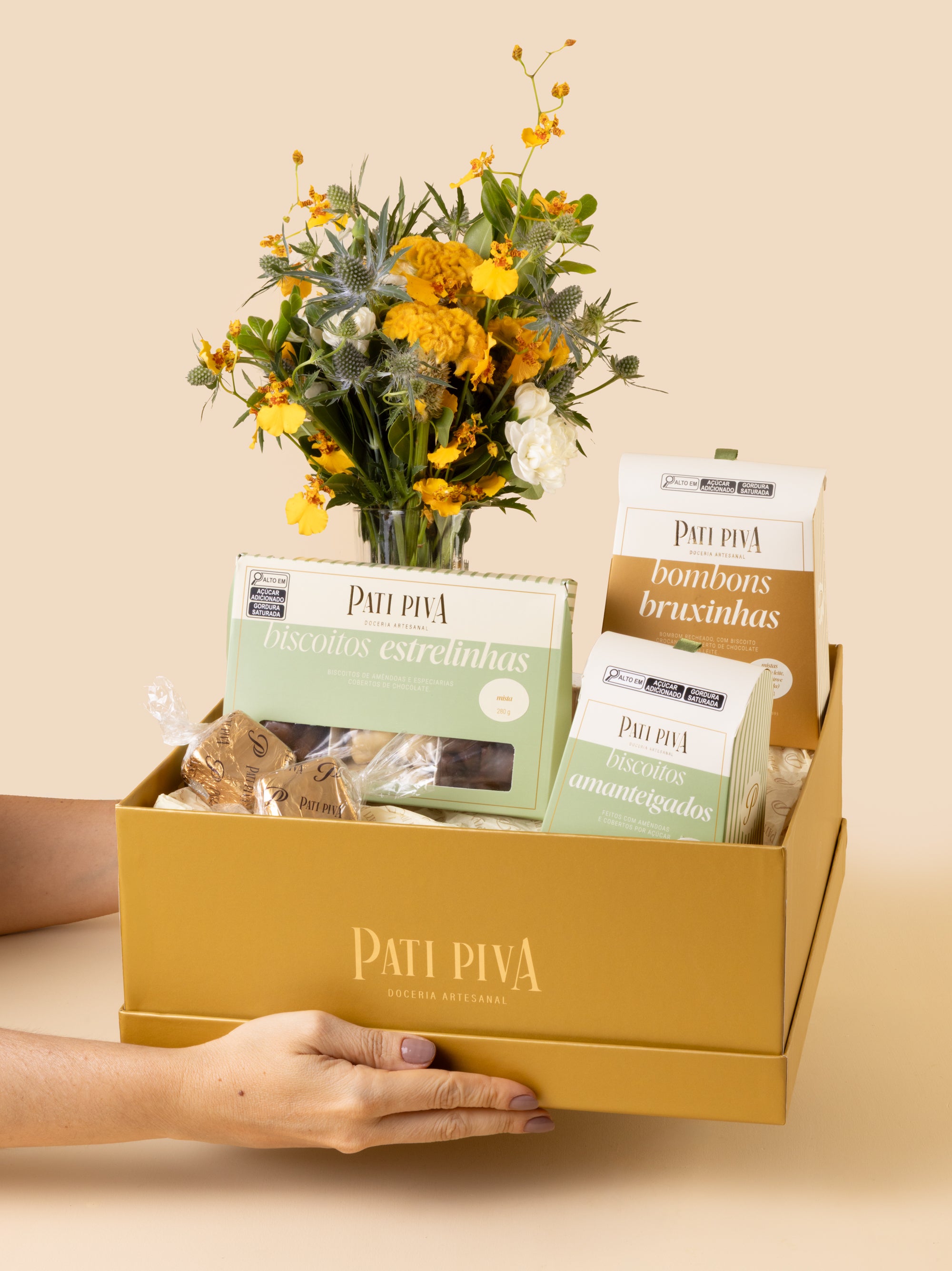 Cesta com Doces Pati Piva e Flores Tetê Castanha